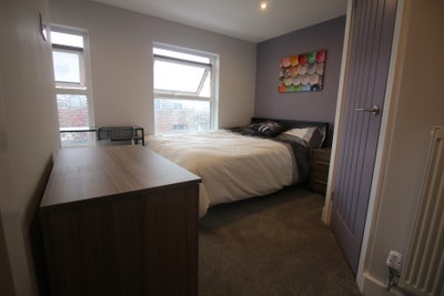 Modern Double En Suite Close to South Parkway Main Photo