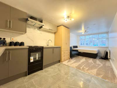 Modern 1 Bedroom Studio Apartment, Bills Included Main Photo