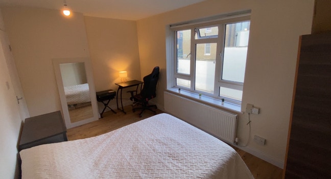 🏡 Bright room in 3 bed with 2 other girls Main Photo