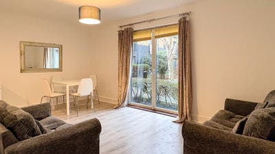 2 bedroom 2 bathroom apartment in Bow Main Photo