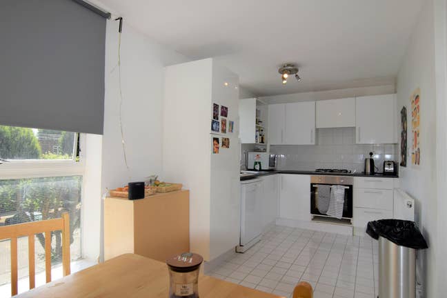 Spacious 3 Bedroom Duplex for Rent in London E2 Main Photo