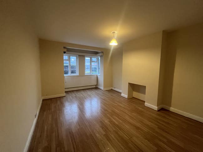 Stunning Refurbished 2 Bed Flat to rent in Acton  Main Photo