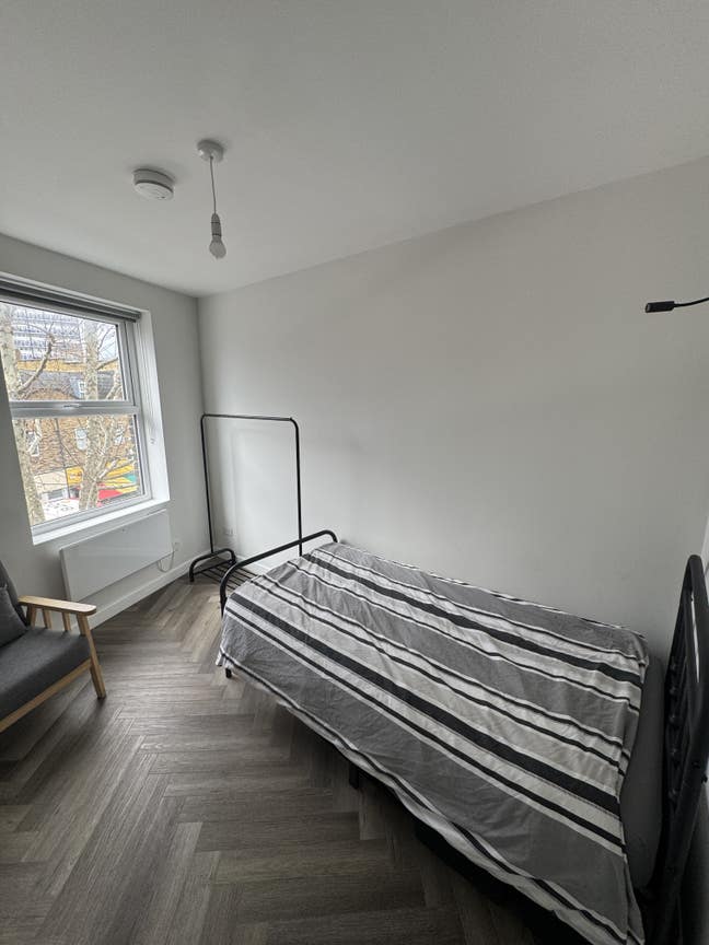 Bright Furnished Room – All Bills Included Main Photo