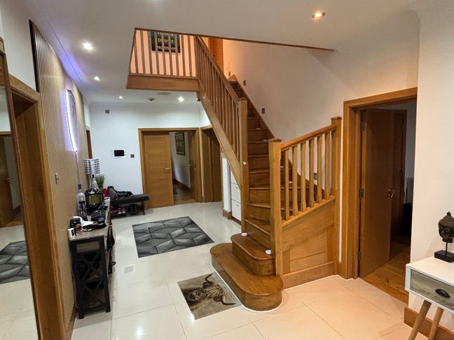 Two Bright Double Rooms in a Stylish 2-Bed House Main Photo