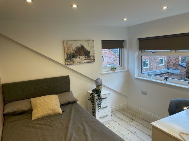 Designer 9 Bed House Fallowfield Main Photo