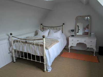 Large double room in cottage Main Photo