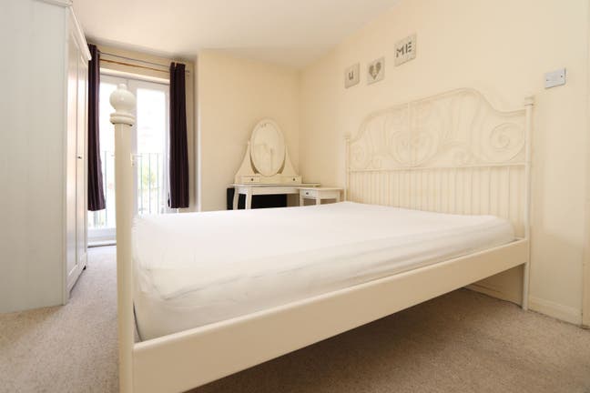 Double Room in a 3 Bed Flat Canary Wharf -E14 Main Photo