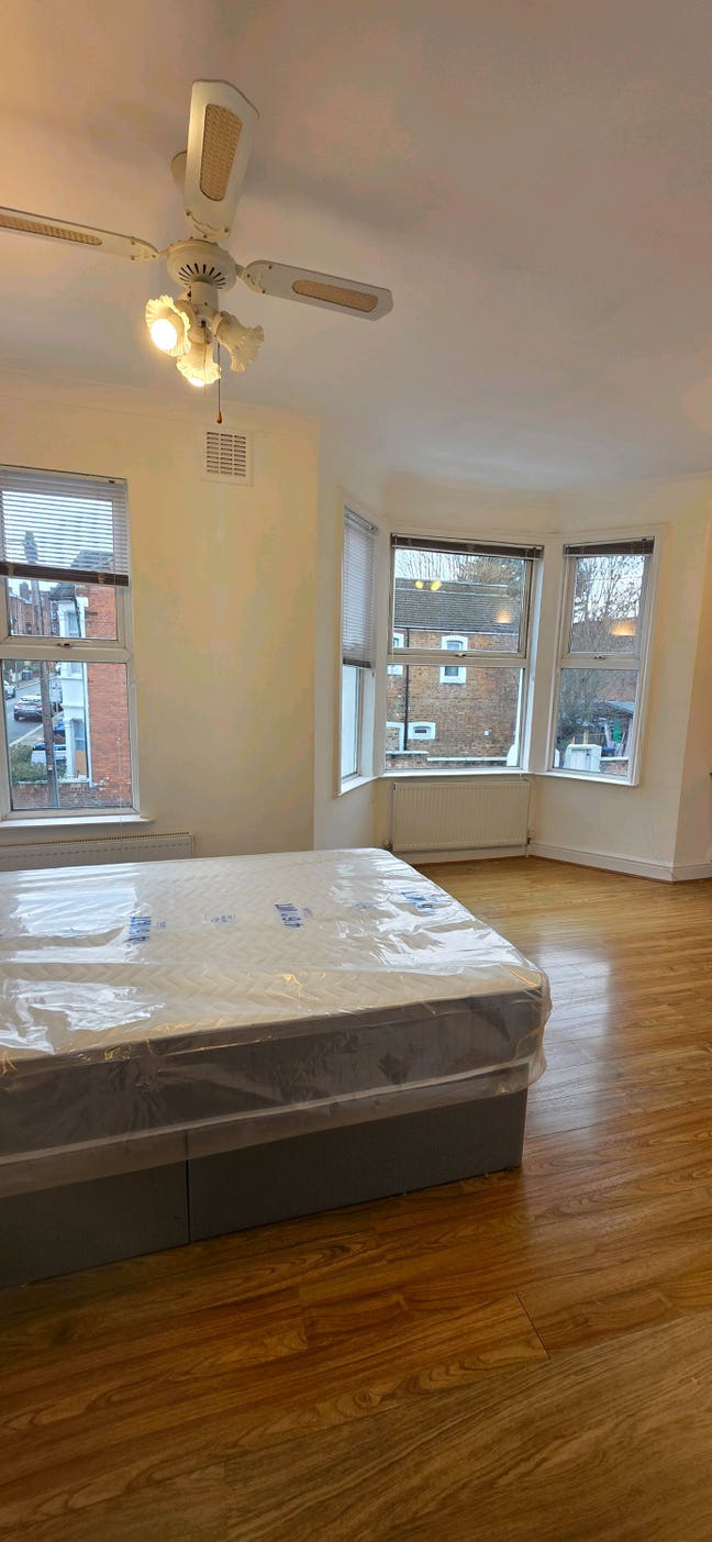 4 doubles in a beautiful flat NW10 Main Photo