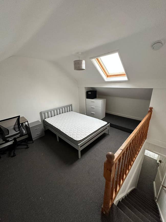 Double Bedroom Great Location ! Main Photo