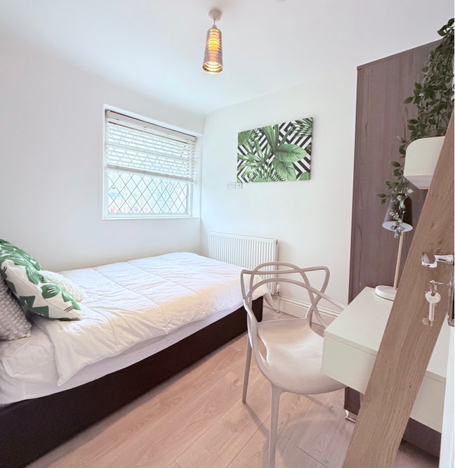 Double with private bathroom , 2 min from Station! Main Photo