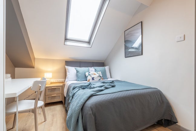 Modern Room - Ballygomartin Road BT13 Main Photo