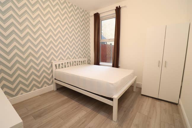 7 Min Walk from Charlton Station 2 Rooms Available Main Photo