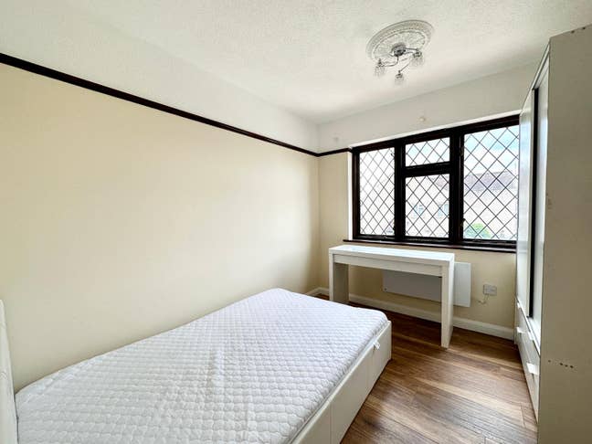Lovely Double Available in Sutton Main Photo