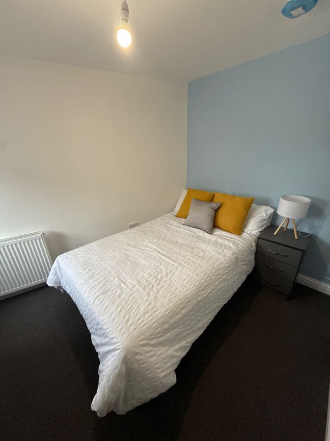 Large En-suite Double Rooms - Fully Furnished Main Photo