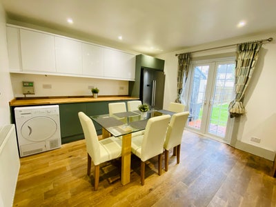 Beautiful Room in Modern House Share  Main Photo