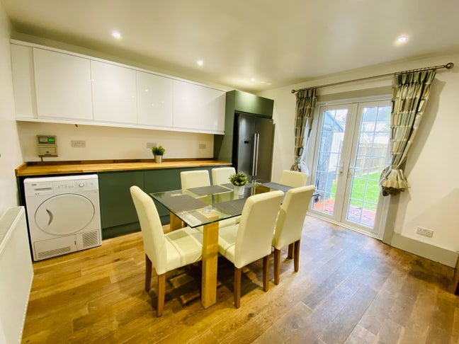 Beautiful Room in Modern House Share  Main Photo