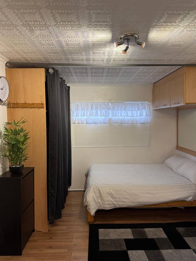 Self contained  studio - American style  Main Photo