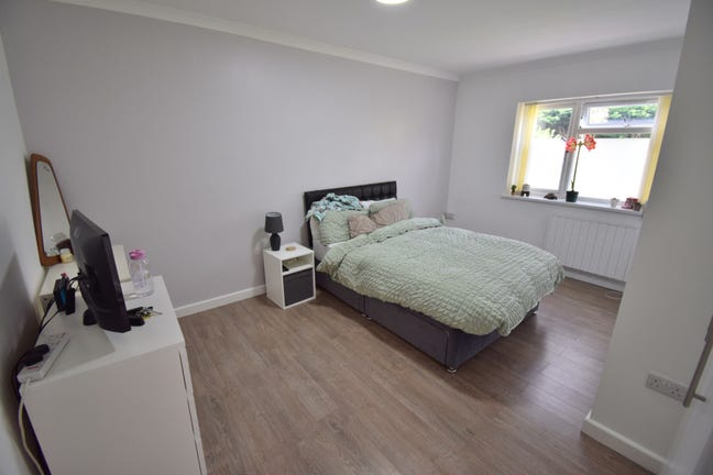 Studio Flat - inc Bills - Pond Head Lane, Reading Main Photo