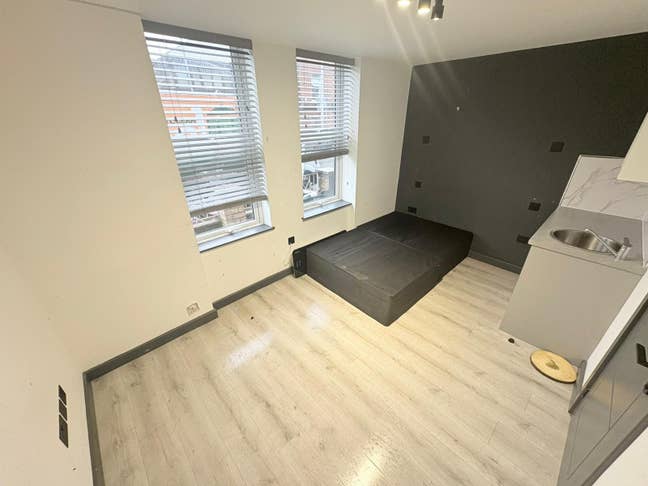 DSS - tudio Flat Available in Tooting SW17 Main Photo