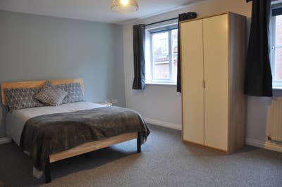 Huge 18M² Room | Gigabit Broadband | Free Parking Main Photo