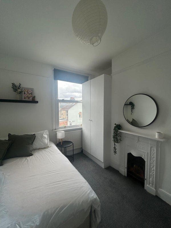 1 Double Bedroom in Victorian Home Main Photo