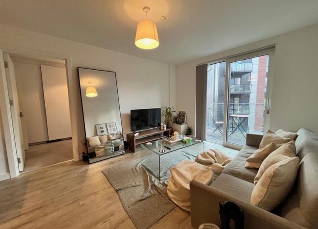 Lovely 2-Bed, 2-Bath Apartment in M5 available. Main Photo