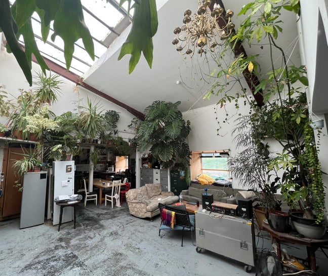 Large Room with Window in Manor House Warehouse Main Photo