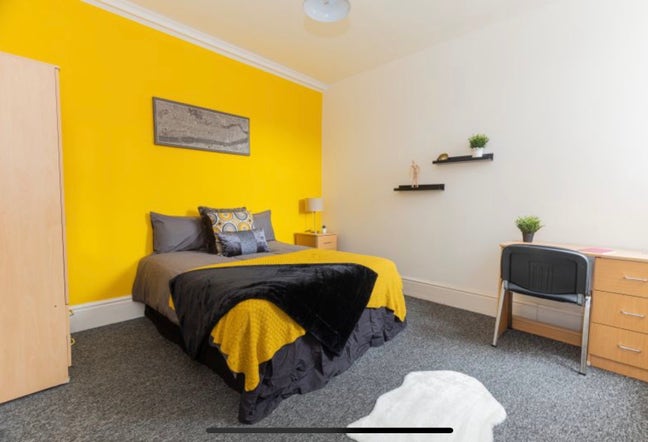 Spacious Double Room Right in the City Centre Main Photo