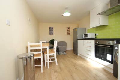 2 Bed furnished flat - Harehills Main Photo