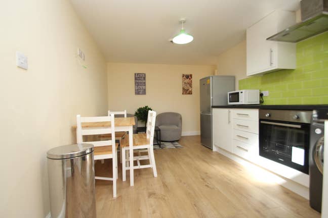 2 Bed furnished flat - Harehills Main Photo