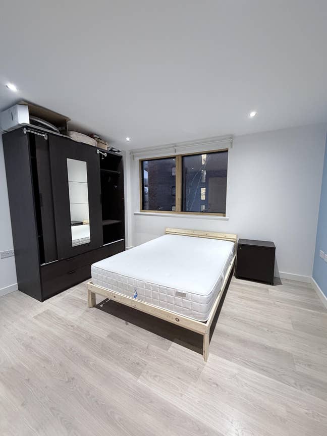 One room with en-suite in a two bedroom flat Main Photo