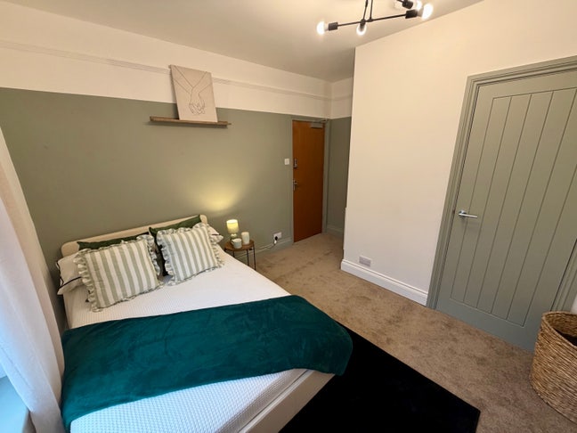Beautiful ensuite in IP4   Main Photo