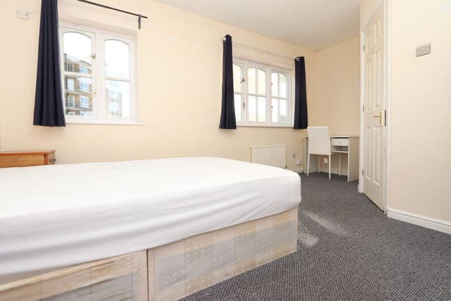 Suuuper Large En Suite- Canada Water Main Photo