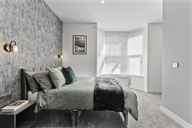 Private Parking and Bills Inclusive - Burton Road Main Photo