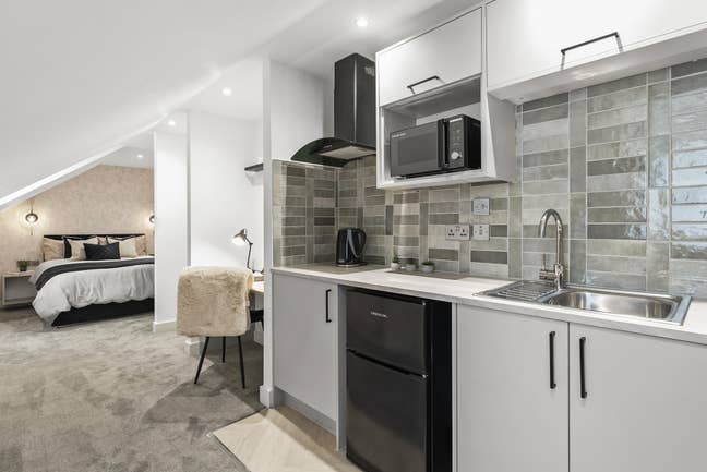 Private Parking and Bills Inclusive - Burton Road Main Photo