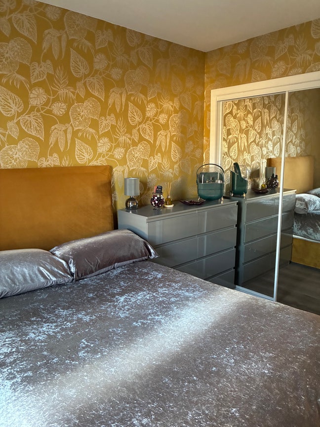 Double bedroom with shared living space  Main Photo