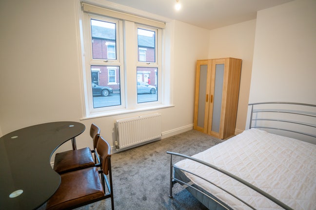 Newly refurbished 2 bedroom flat Main Photo