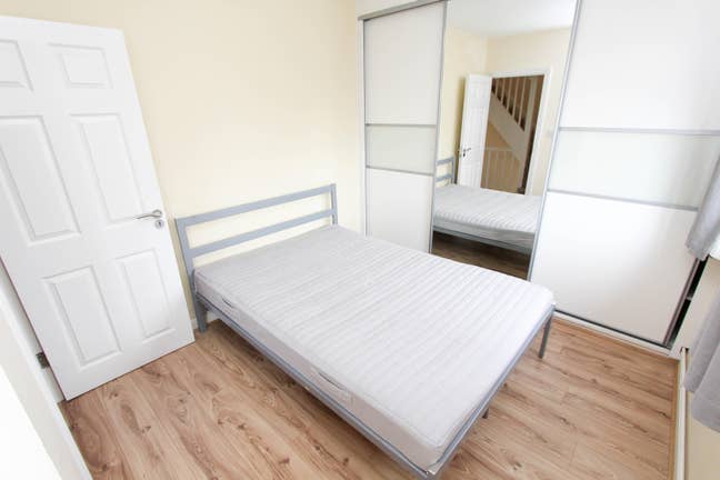 5 Min Walk from Dlr- 2 Rooms in Crossharbour-E14! Main Photo
