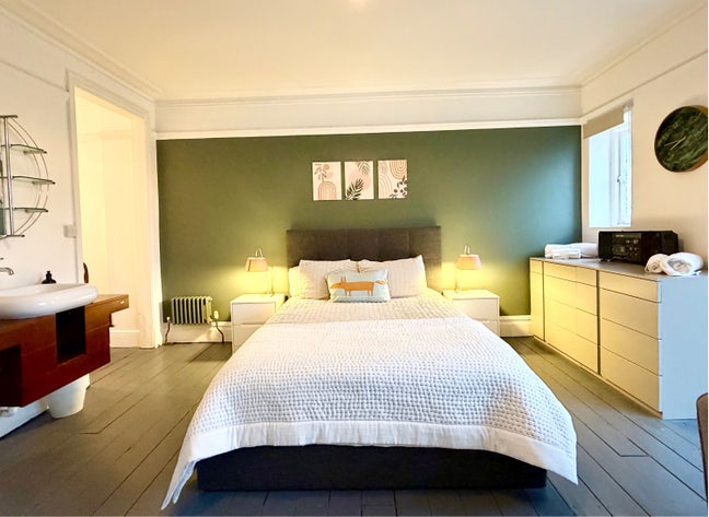 Large Master bedroom w/shower, 5 mins to station Main Photo