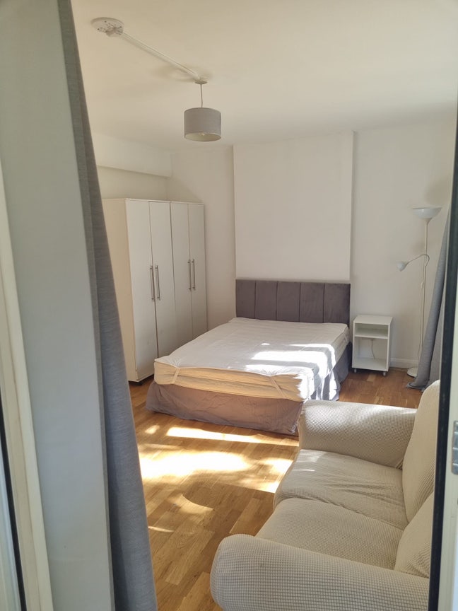 HUGE double, 3 mins from Southfields tube! Main Photo