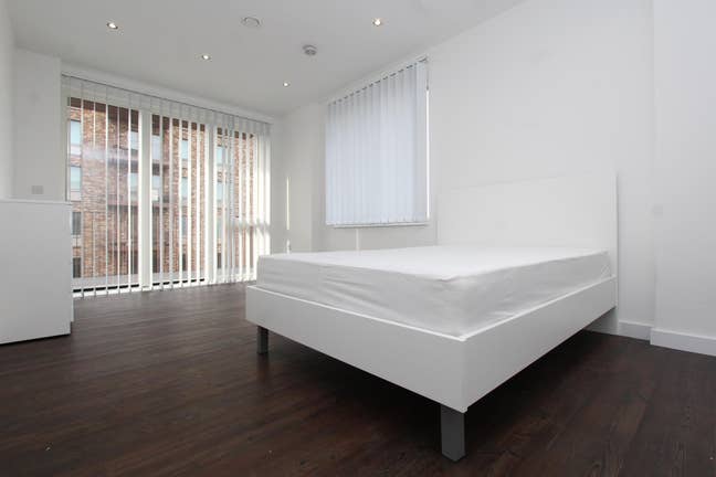 3 Stunning Rooms! Modern Flat Close to Station  Main Photo
