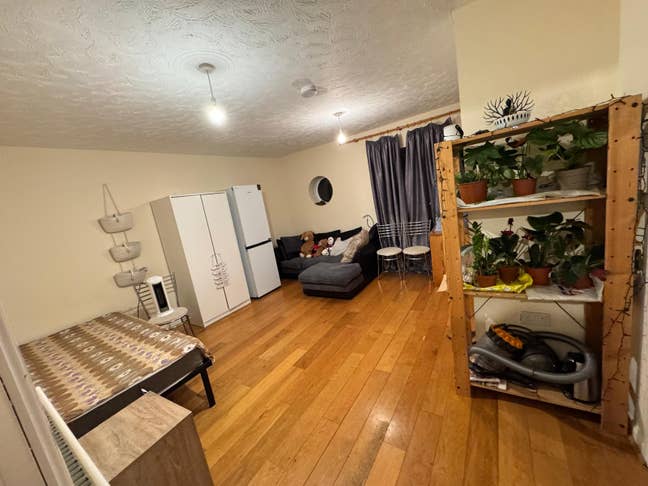 Room for a female Main Photo