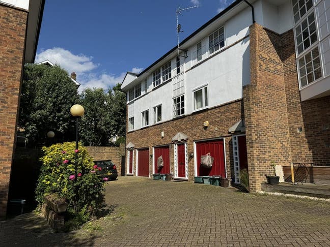 Double Room in lovely house by Highbury, Islington Main Photo