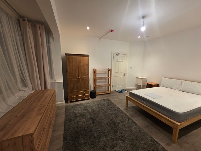 Huge Furnished Room Main Photo