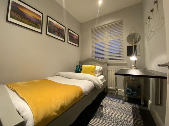 Cosy single room in family home (Female only) Main Photo