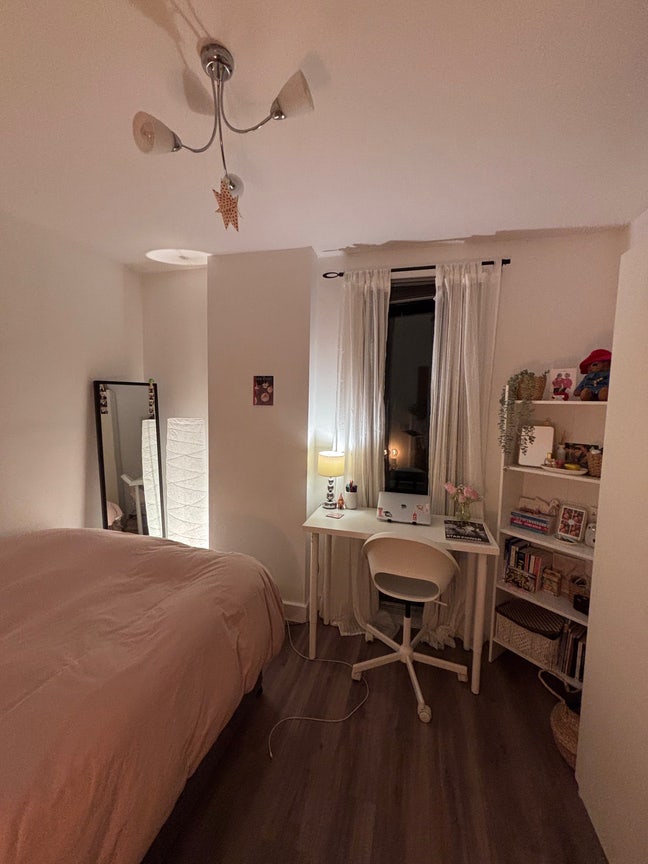 Double room and private bathroom in girly flat  Main Photo