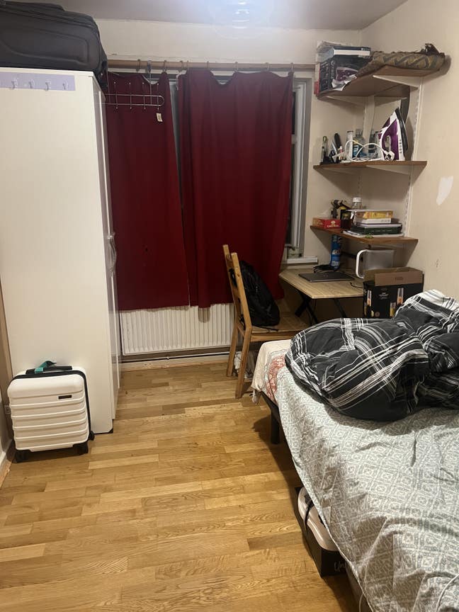 Medium Size room next to underground Main Photo