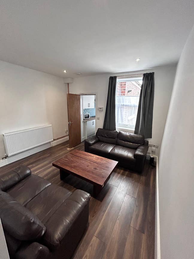 Modern energy efficient two bed two bath house Main Photo