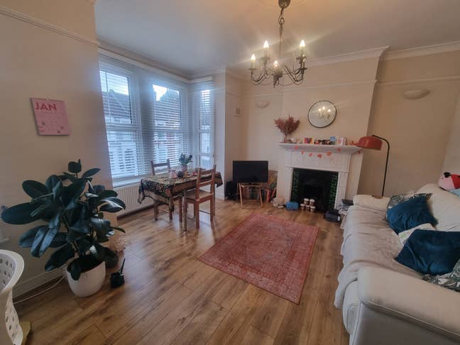 Double Room | 1 Min to Tube | &pound;950 pcm Main Photo