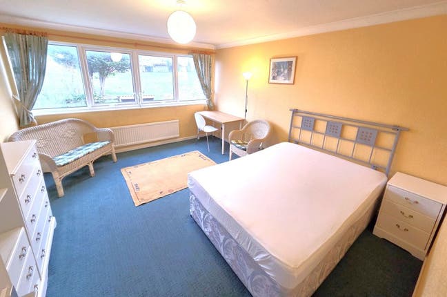 Beautiful Double Room - great access for CMK Main Photo